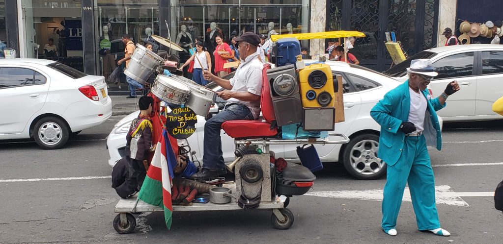 Ljudi plešu salsu na ulicama Oaxace u Meksiku